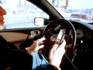 Connecticut distracted driving law hands-free phone use