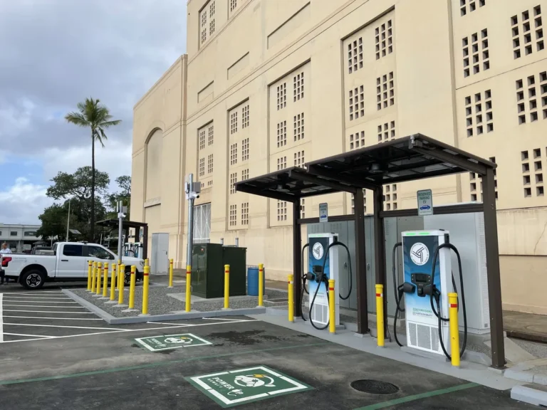 Hawaii electric vehicle charging station availability and parking incentives