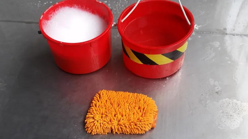 microfiber wash mitt and bucket