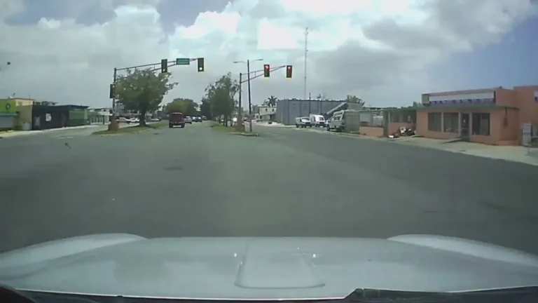 Puerto Rico U-turn laws at controlled intersections and highway crossovers