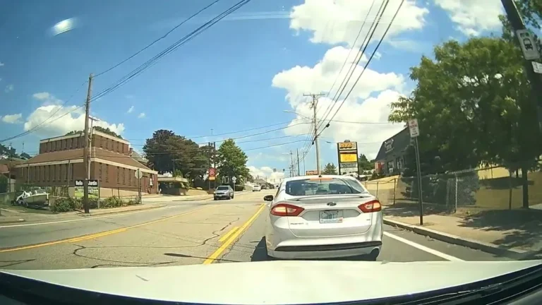 Rhode Island distracted driving law and handheld device prohibition