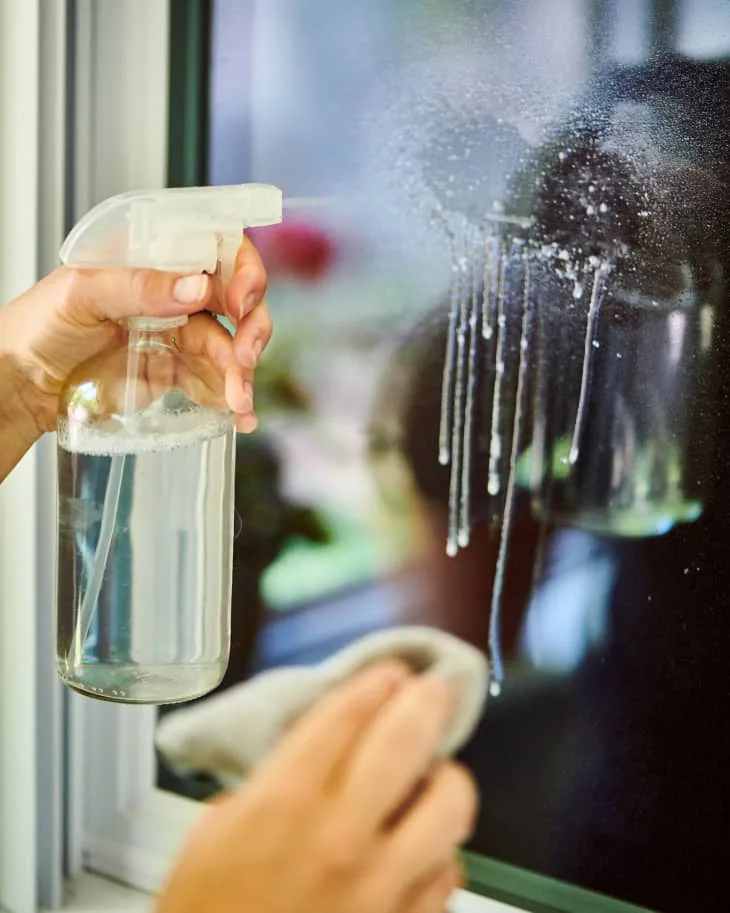 vinegar glass cleaner use case